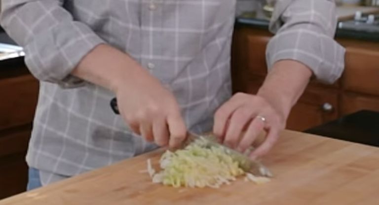 Couper la salade en tranches fines